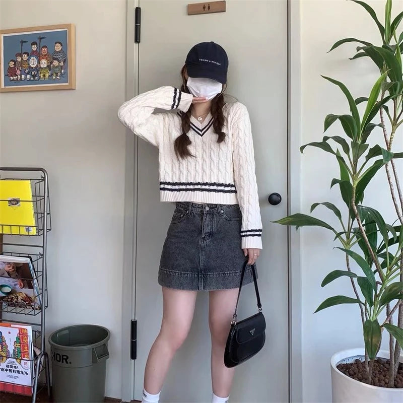 College Style Short Fried Dough Twists Contrast Round Neck Sweater Women's Autumn and Winter V Loose Knit Long Sleeved Sweater