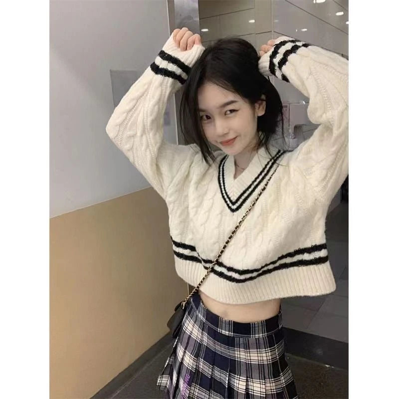 College Style Short Fried Dough Twists Contrast Round Neck Sweater Women's Autumn and Winter V Loose Knit Long Sleeved Sweater